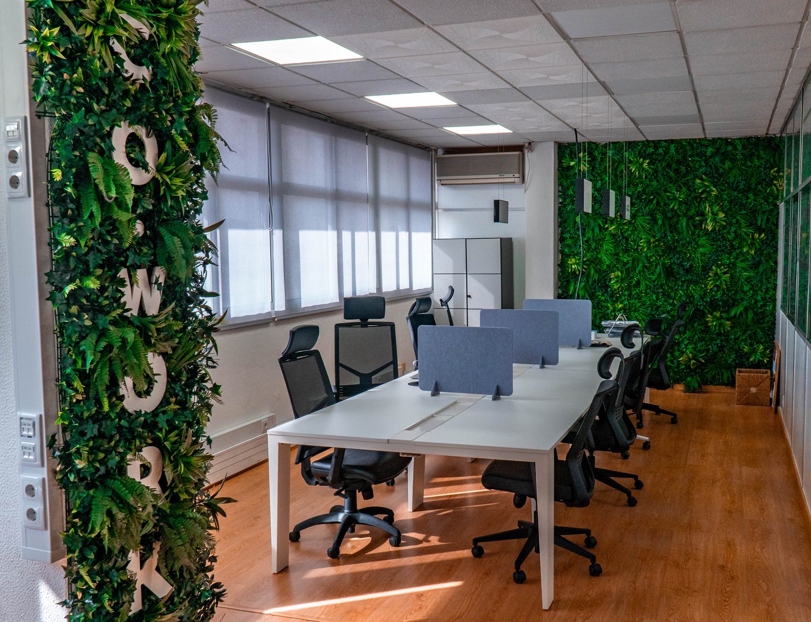 Sala de cowork com lugares partilhados